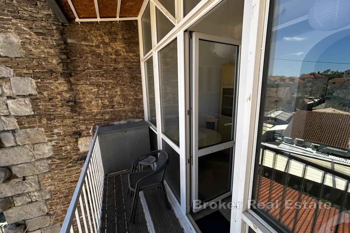 Nowoczesny, niedawno odnowiony apartament z jedną sypialnią i balkonem w centrum miasta