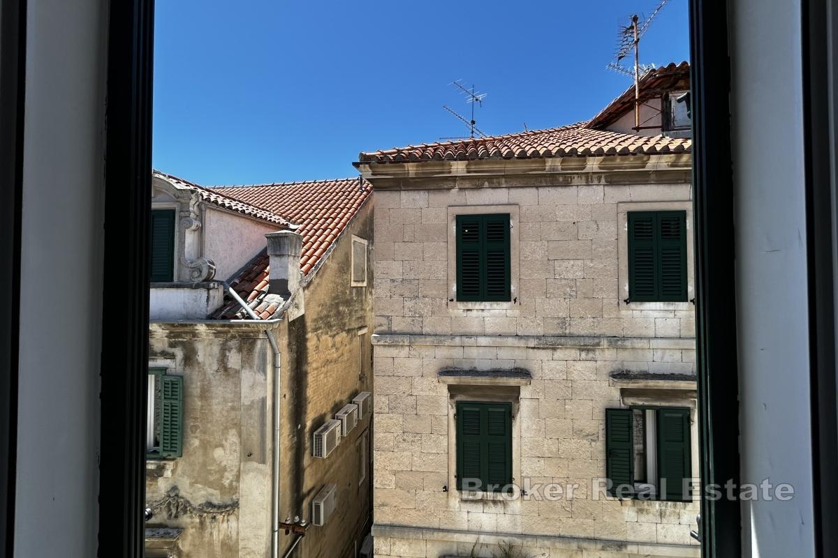 Moderní, nově zrekonstruovaný byt s jednou ložnicí a balkonem v centru města