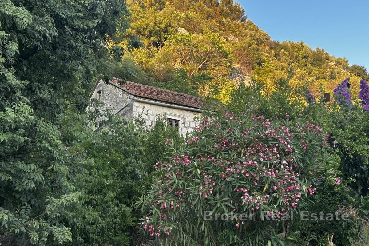 Casa bifamiliare in pietra da ristrutturare