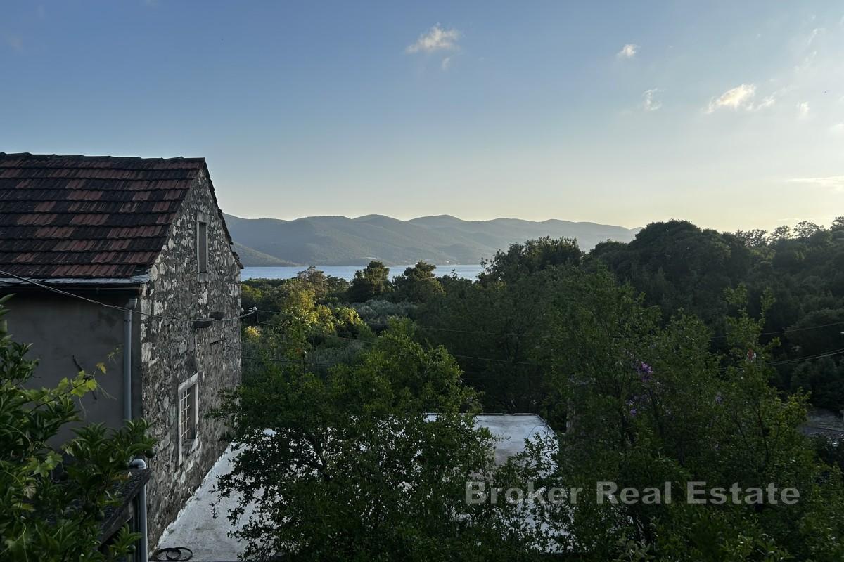 Casa bifamiliare in pietra da ristrutturare