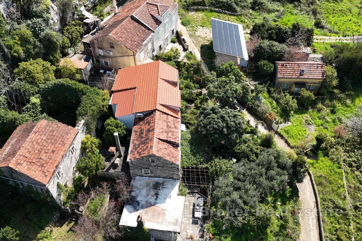 Casa bifamiliare in pietra da ristrutturare