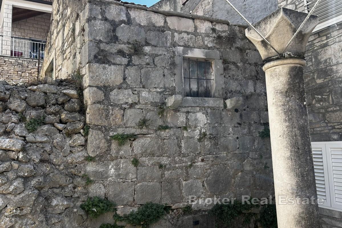 Steinhus midt i sentrum