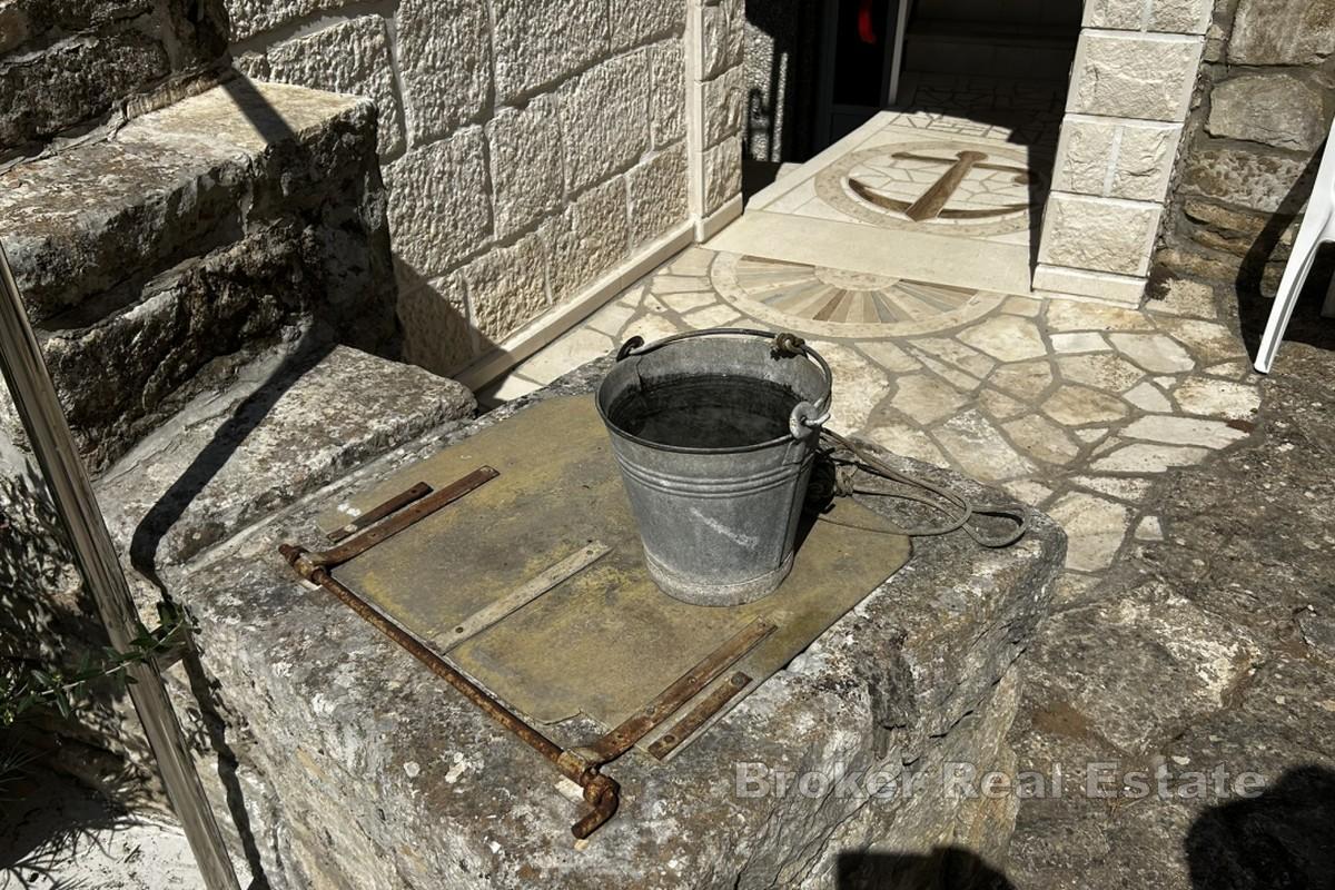 Steinhus midt i sentrum