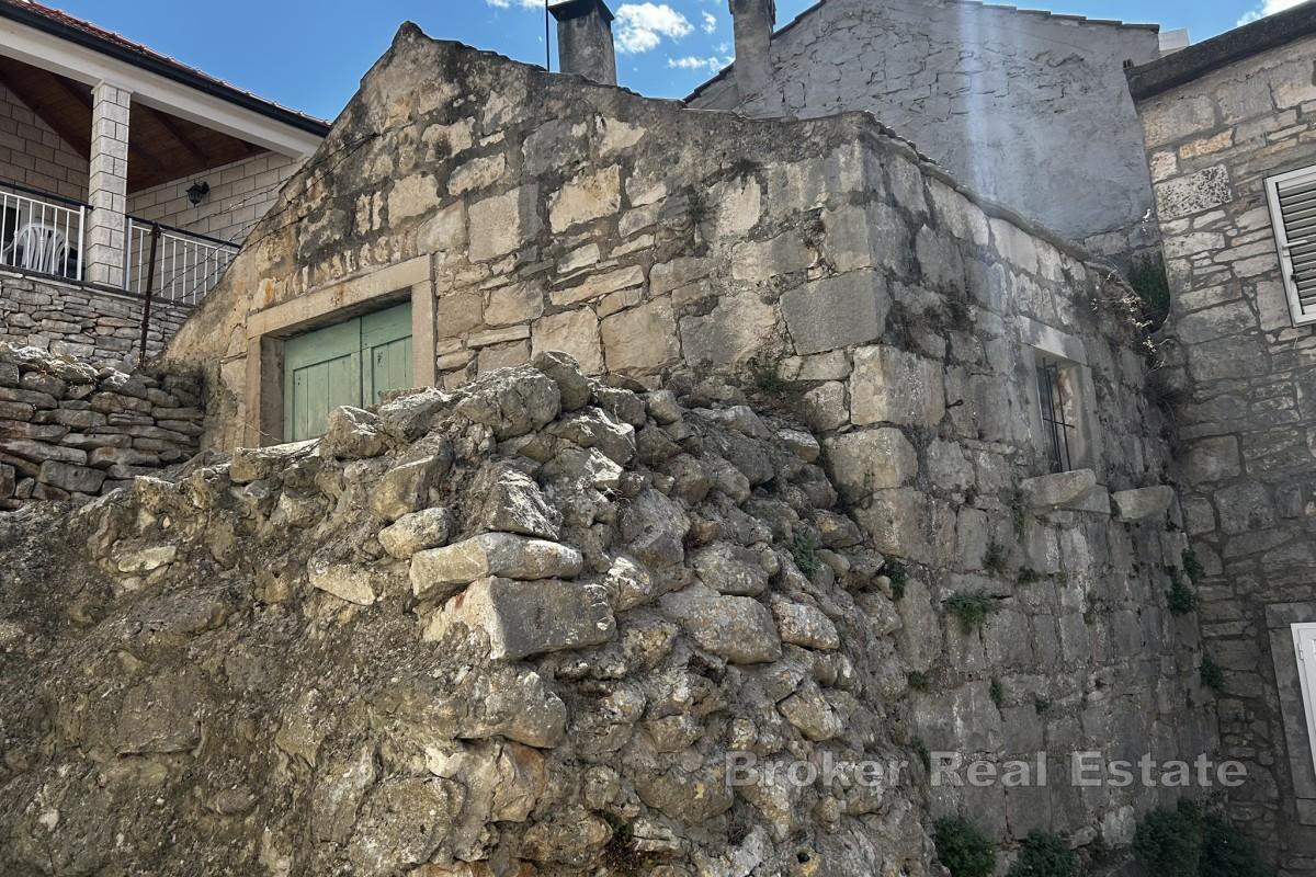 Steinhus midt i sentrum