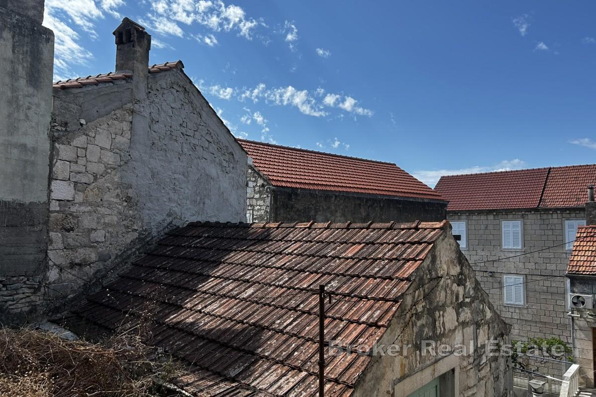 Maison en pierre en plein centre-ville