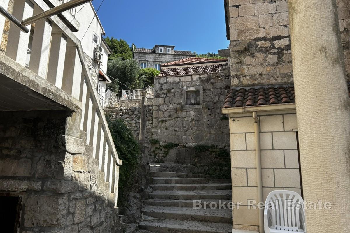 Maison en pierre en plein centre-ville