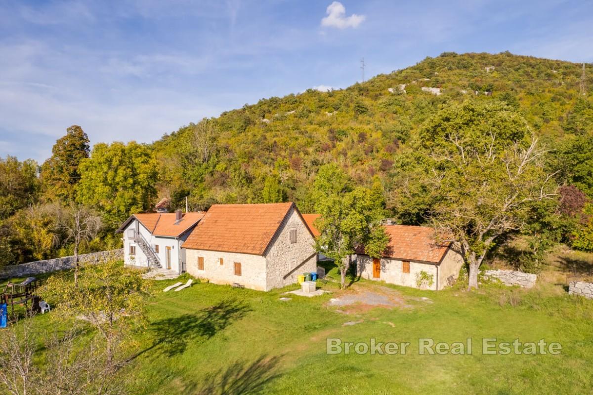 Spacieux domaine avec maisons en pierre