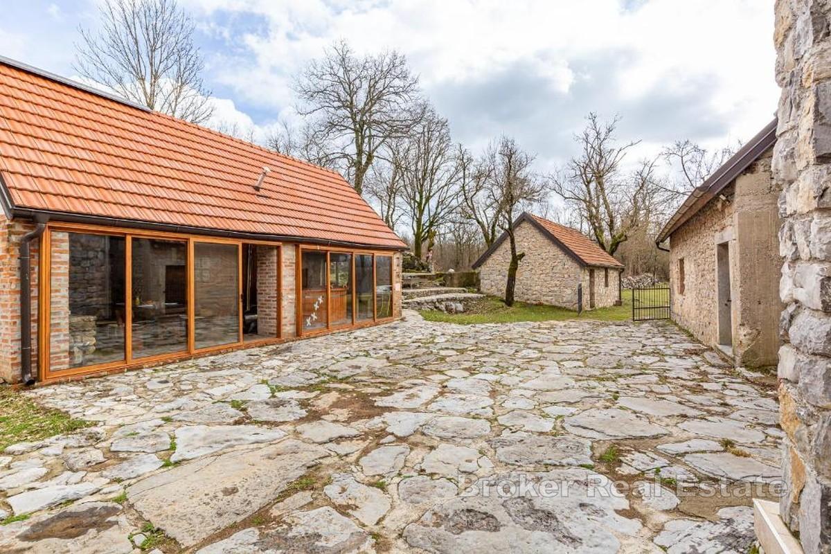 Ampia tenuta con case in pietra