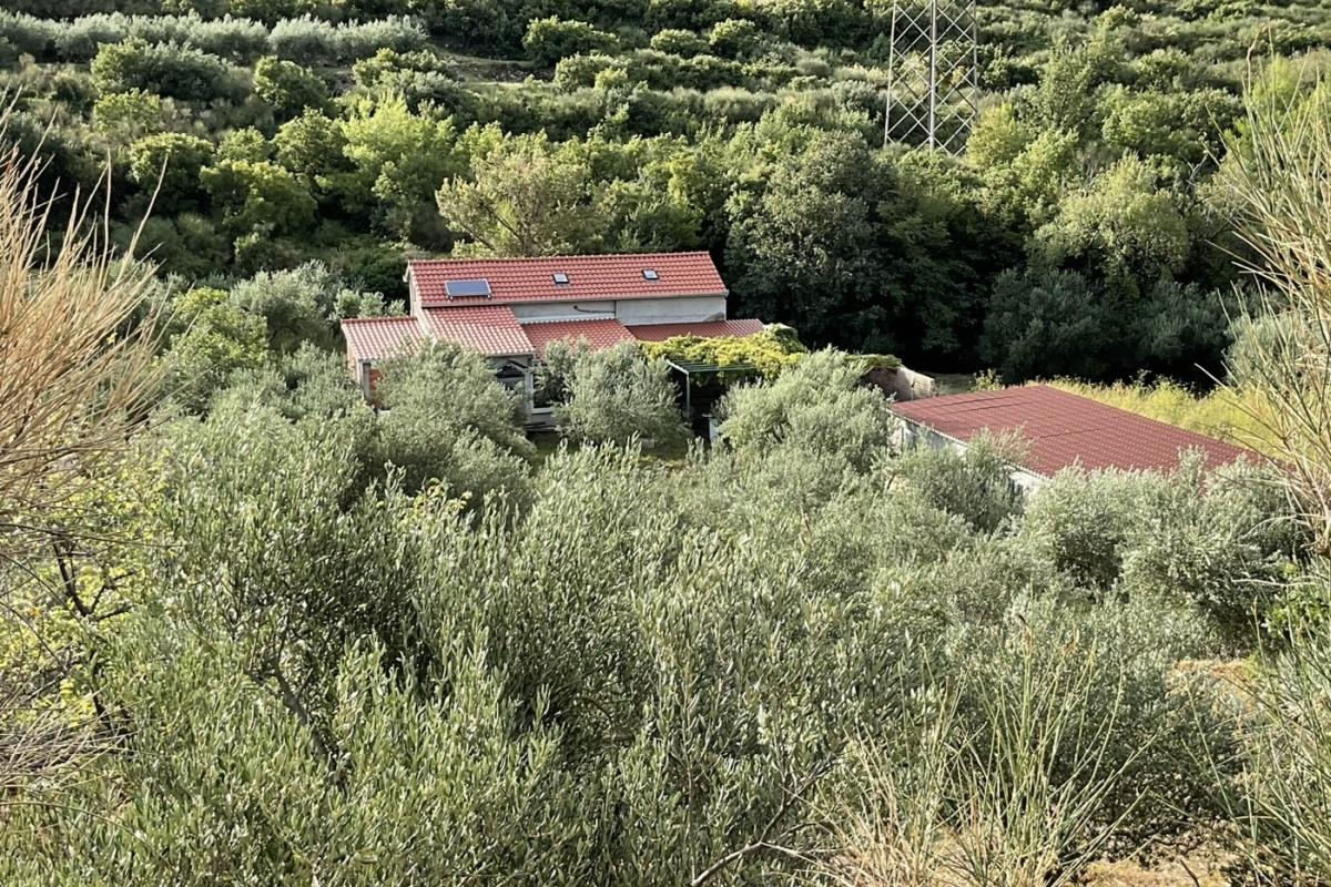 Аутентичный каменный дом на лоне природы