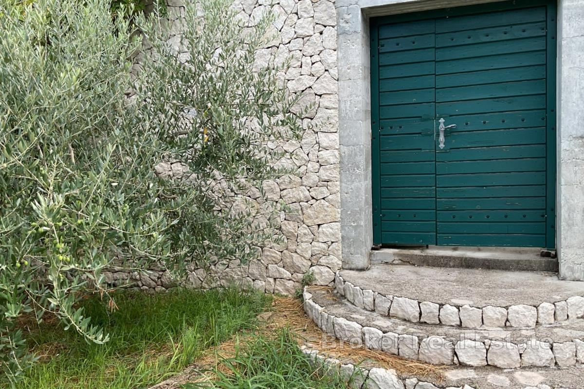 Аутентичный каменный дом на лоне природы