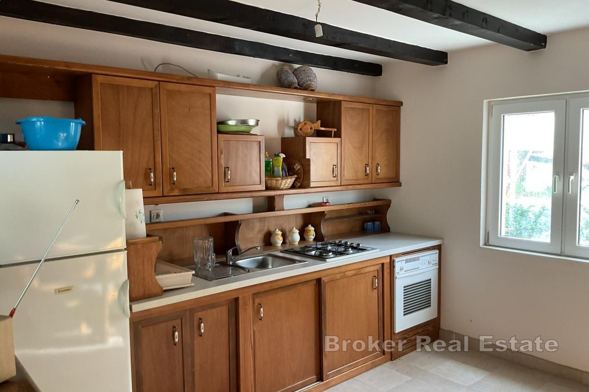 Autentyczny kamienny dom w otoczeniu natury