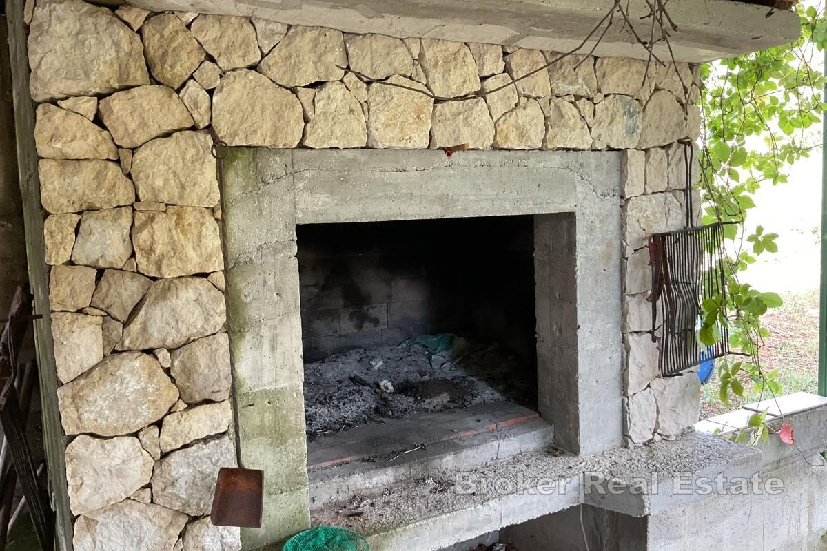 Autentyczny kamienny dom w otoczeniu natury