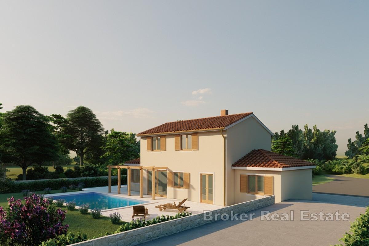 Maison à étage inachevée avec piscine