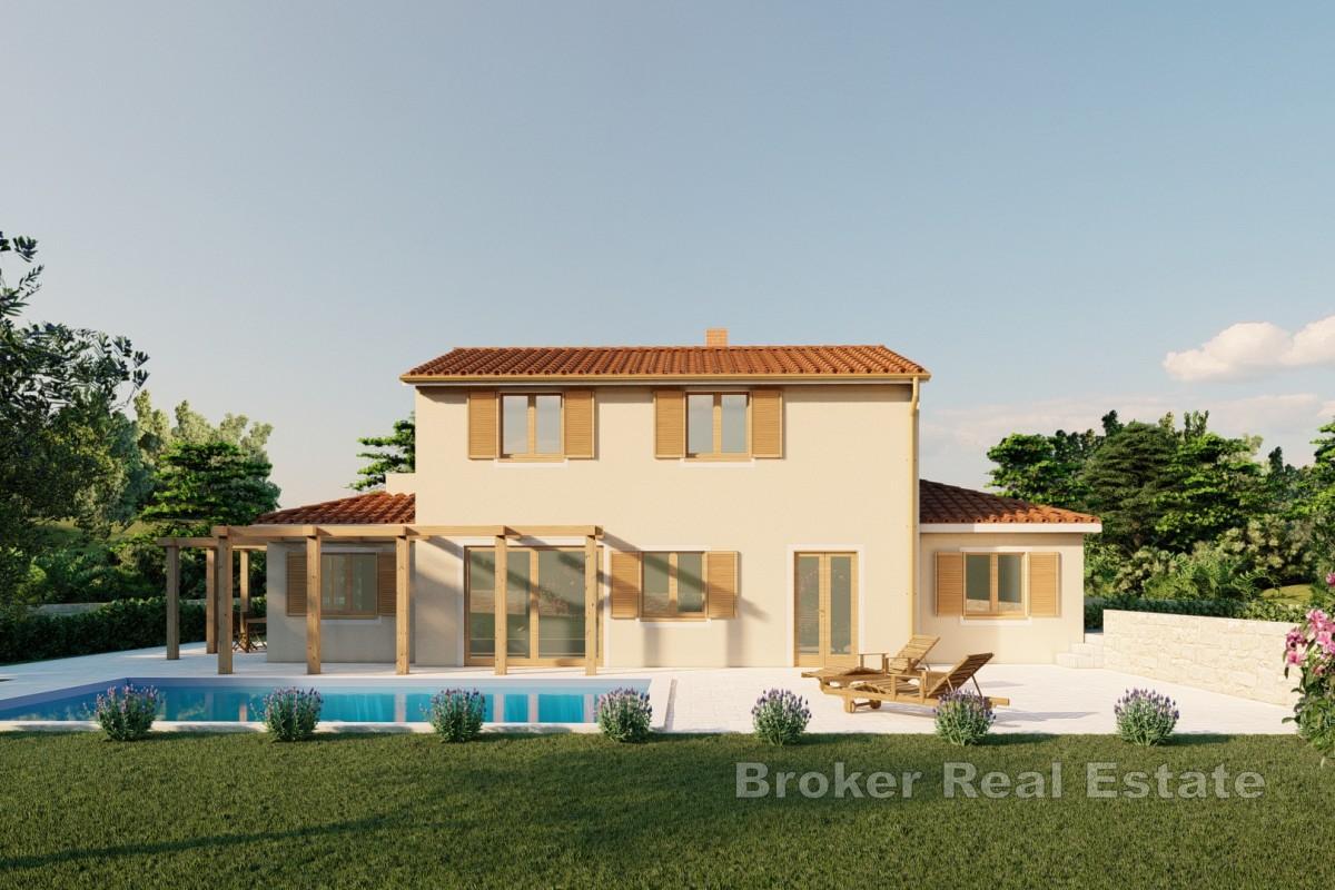 Maison à étage inachevée avec piscine