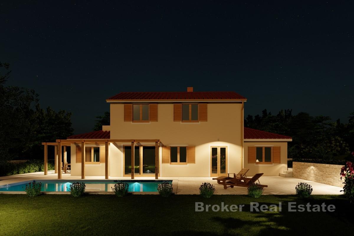 Unfertiges zweistöckiges Haus mit Pool