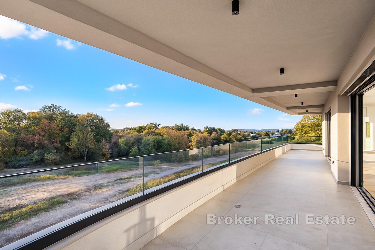 Penthouse s panoramatickým výhledem a střešní terasou