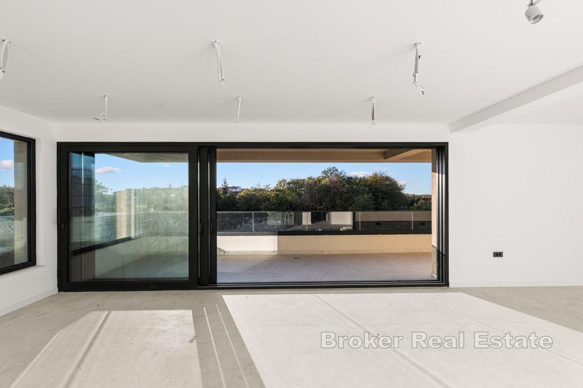 Penthouse s panoramatickým výhledem a střešní terasou