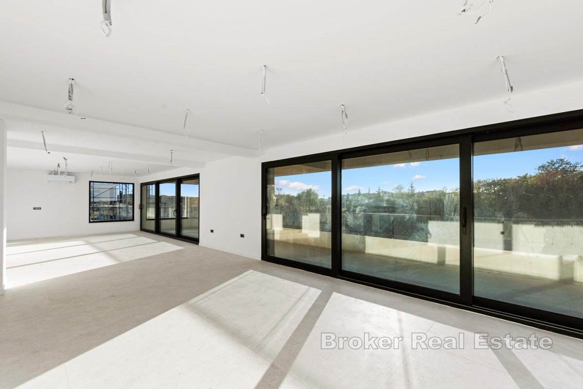 Penthouse s panoramatickým výhledem a střešní terasou