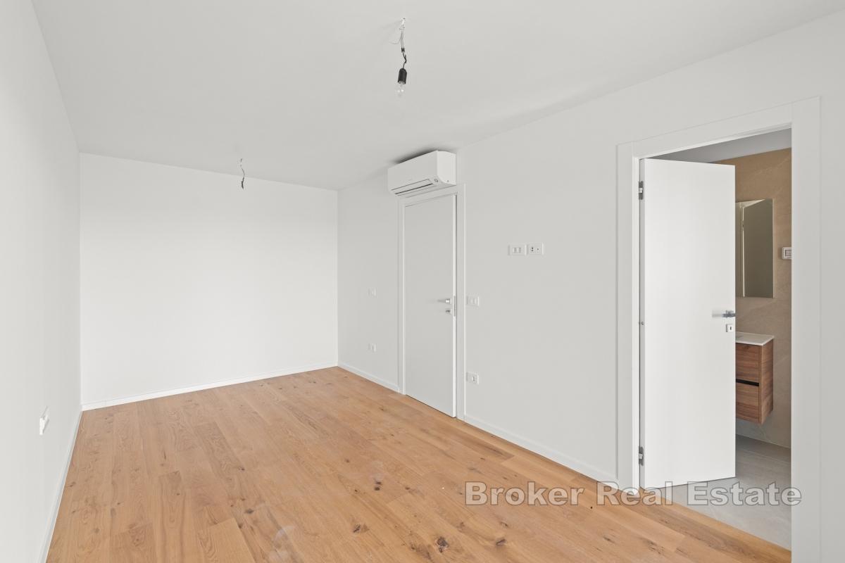 Modern lägenhet med trädgård och havsutsikt