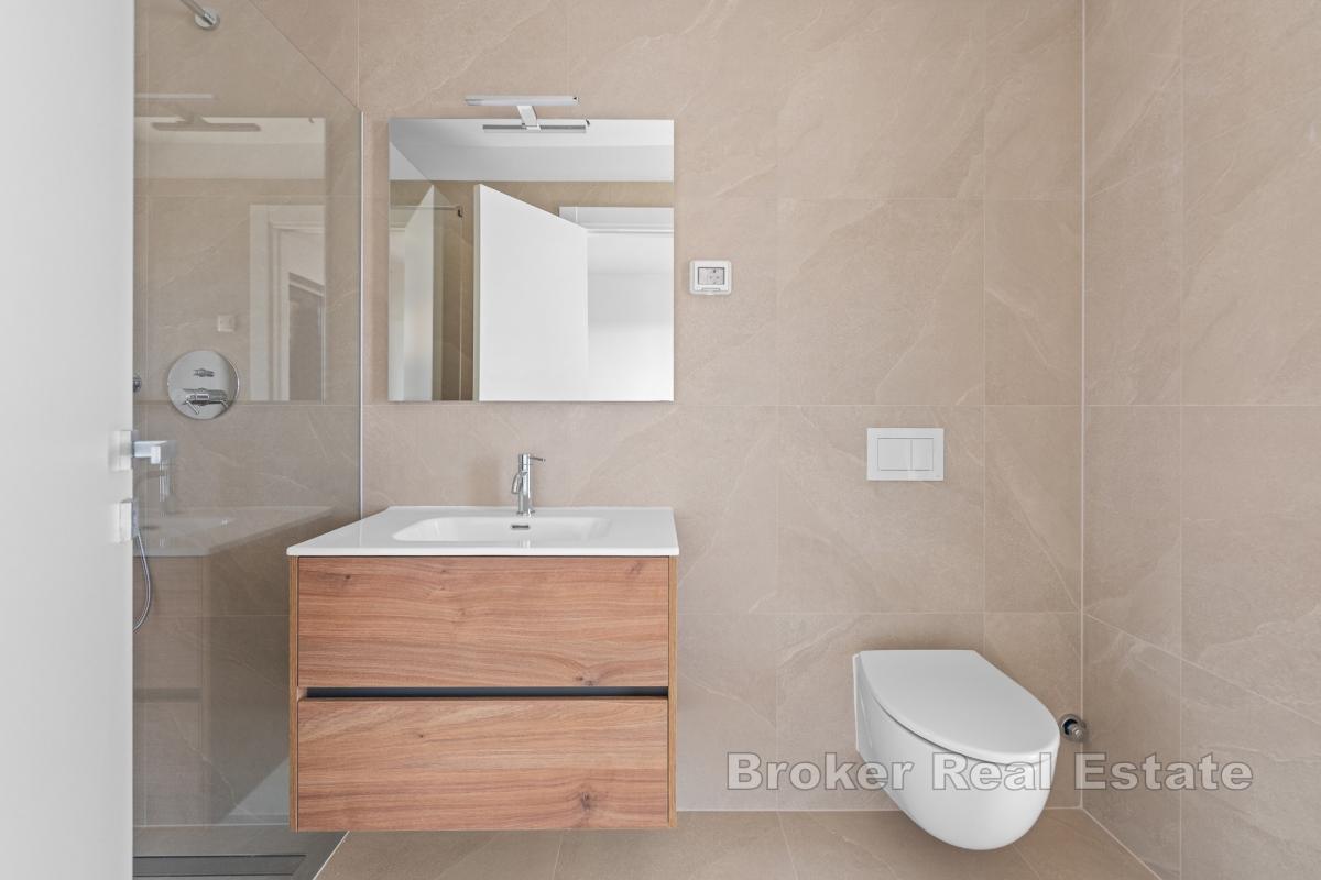 Moderan stan s vrtom i pogledom na more