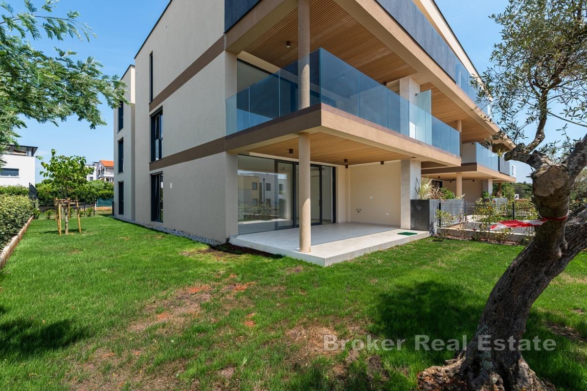 Modern lägenhet med trädgård och havsutsikt