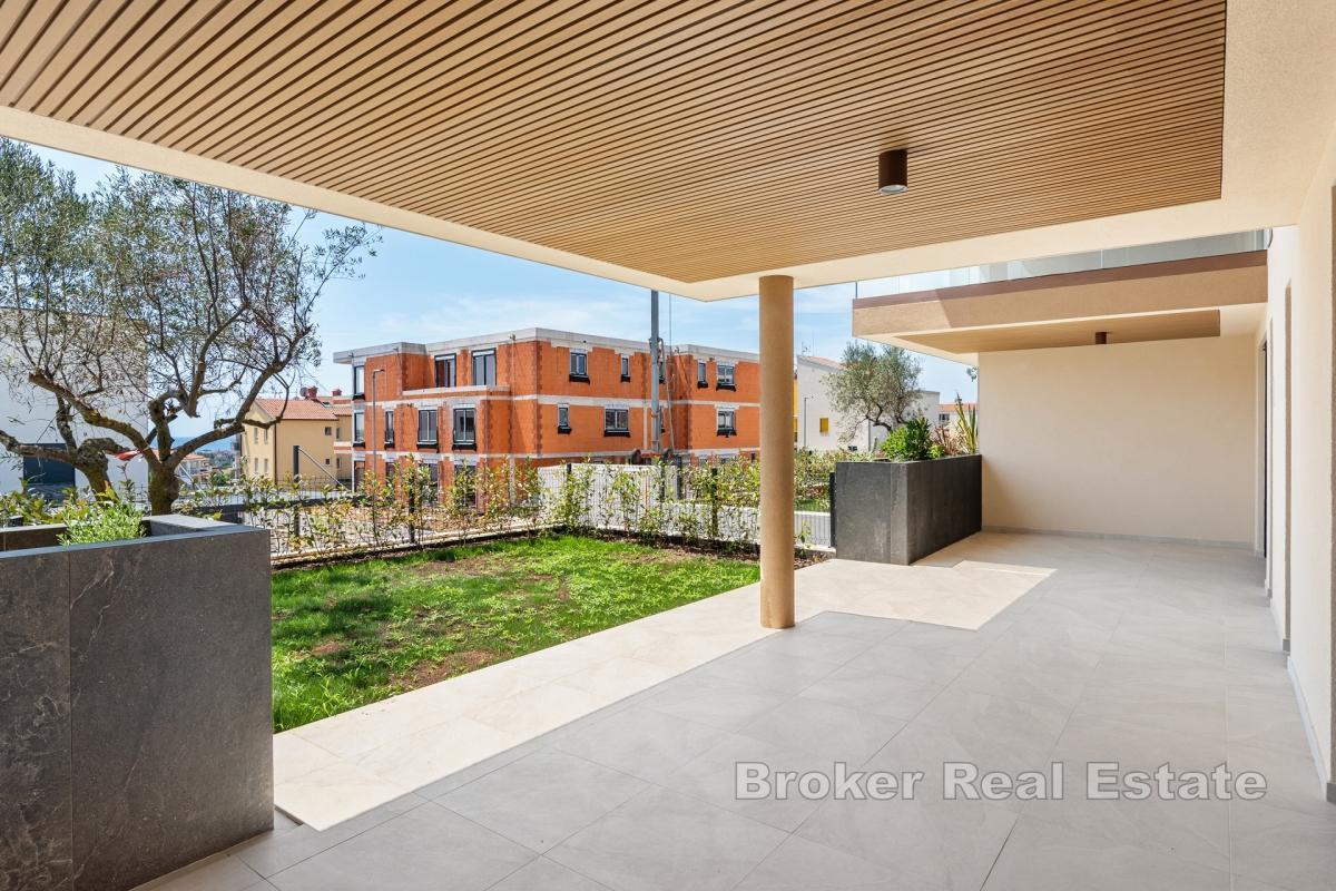 Vakker leilighet med stor hage og havutsikt