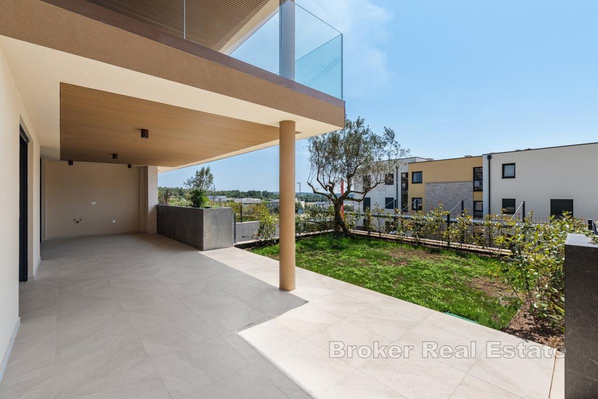 Vakker leilighet med stor hage og havutsikt