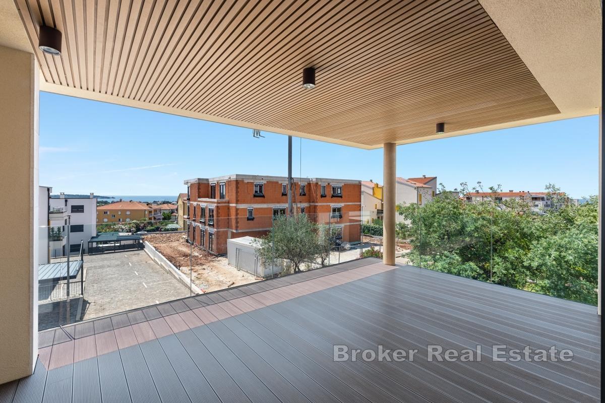 Moderne leilighet med romslig terrasse og havutsikt