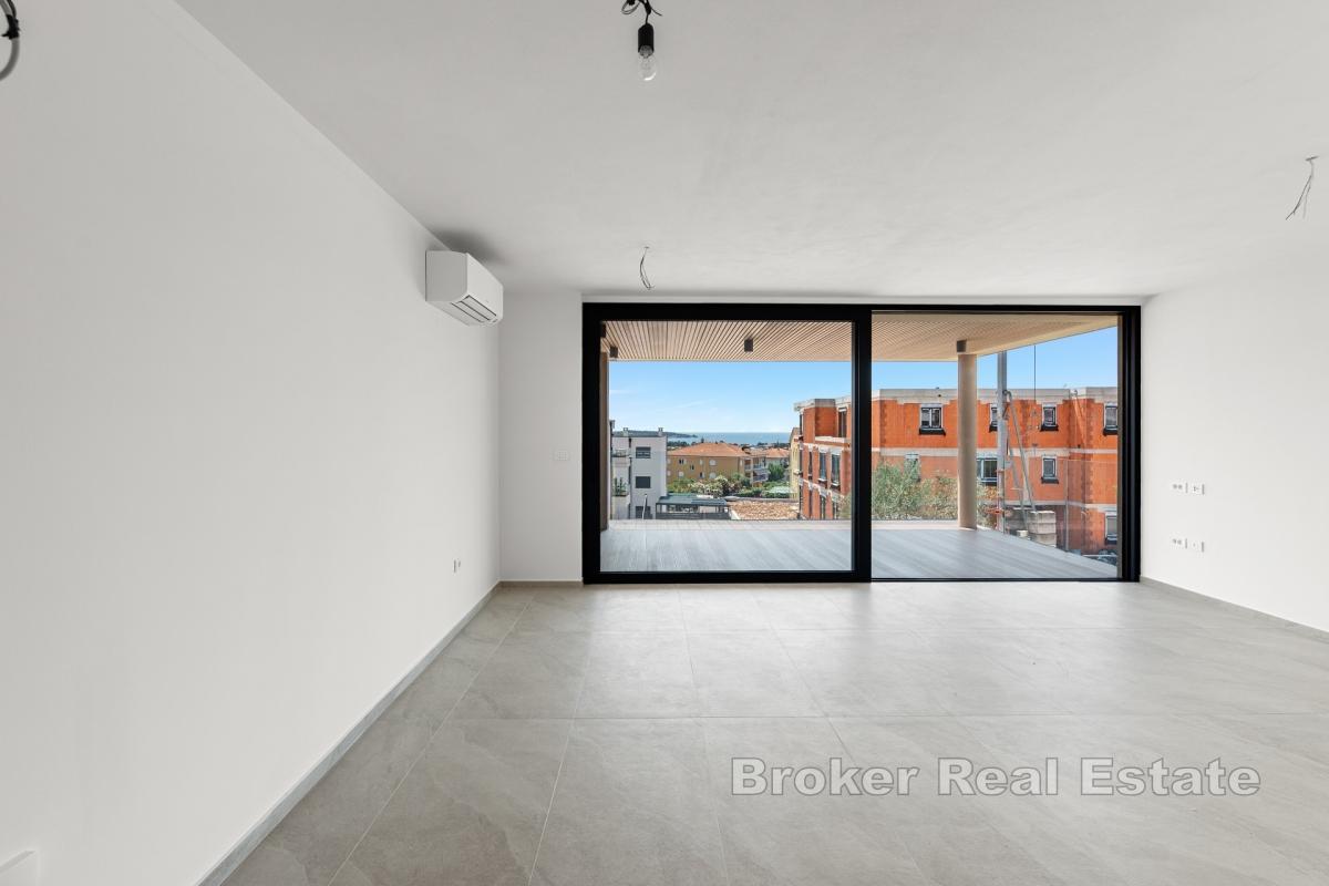 Nowoczesny apartament z przestronnym tarasem i widokiem na morze