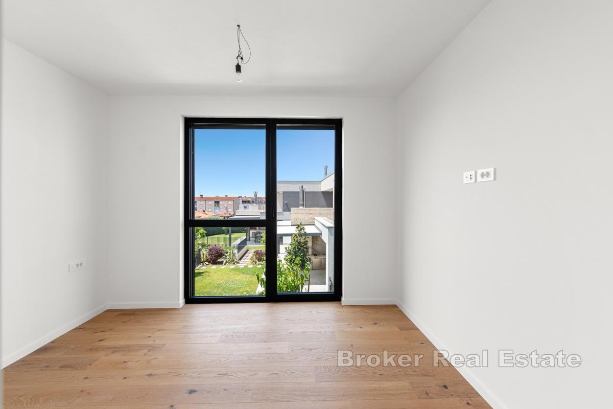 Nowoczesny apartament z przestronnym tarasem i widokiem na morze