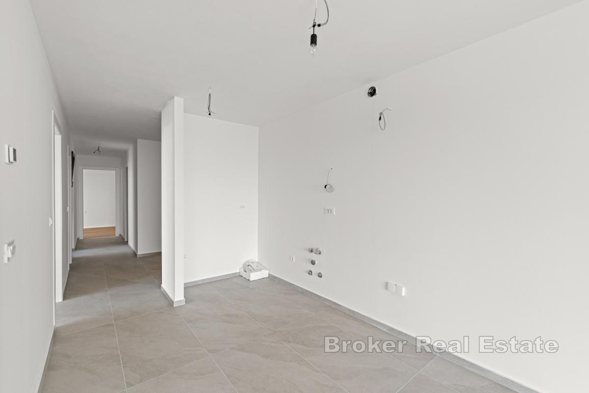 Moderne leilighet med romslig terrasse og havutsikt