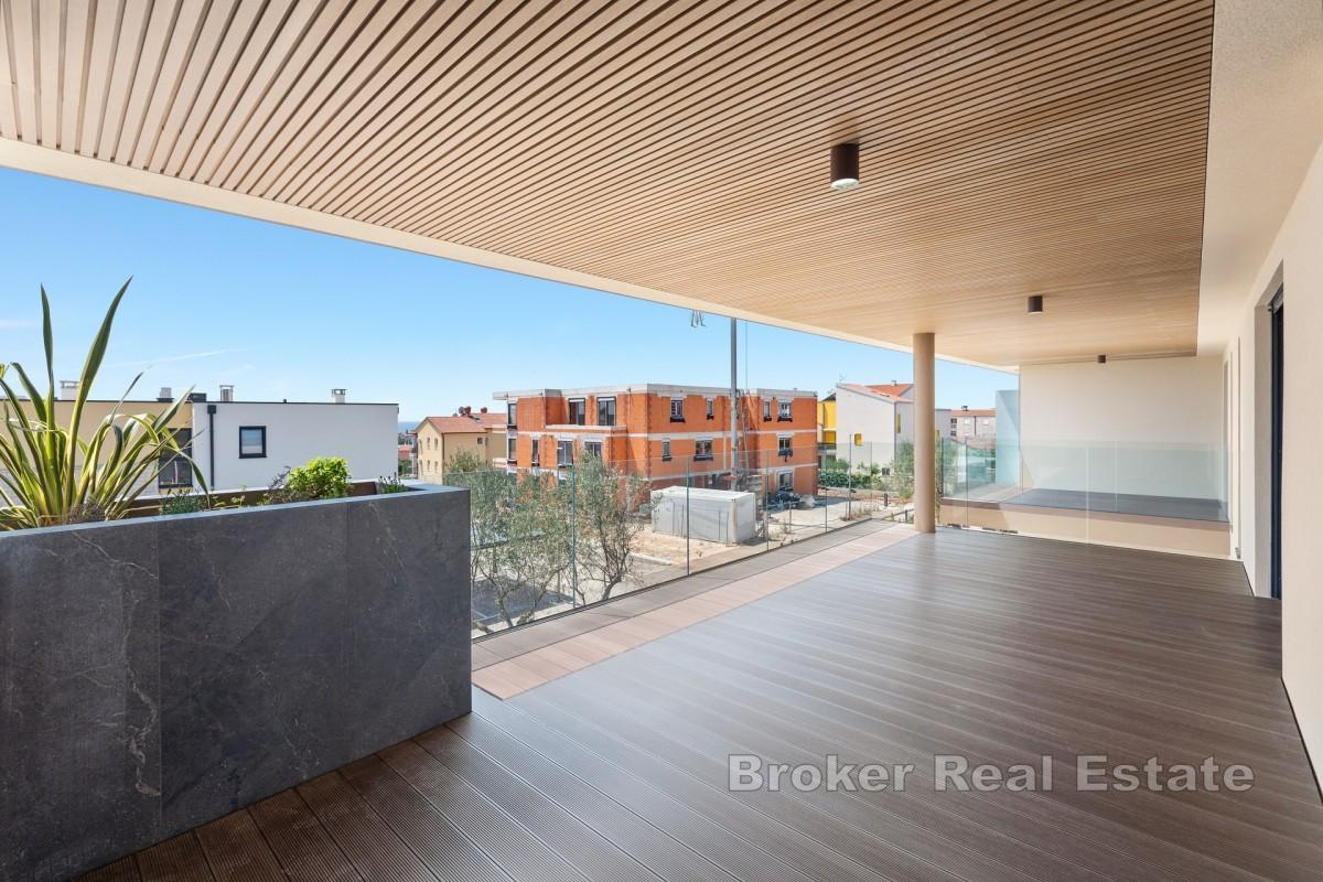 Exklusiv lägenhet med stor terrass och panoramautsikt över havet