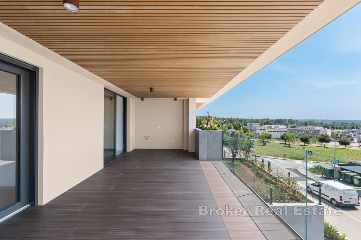 Ekskluzywny apartament z dużym tarasem i panoramicznym widokiem na morze