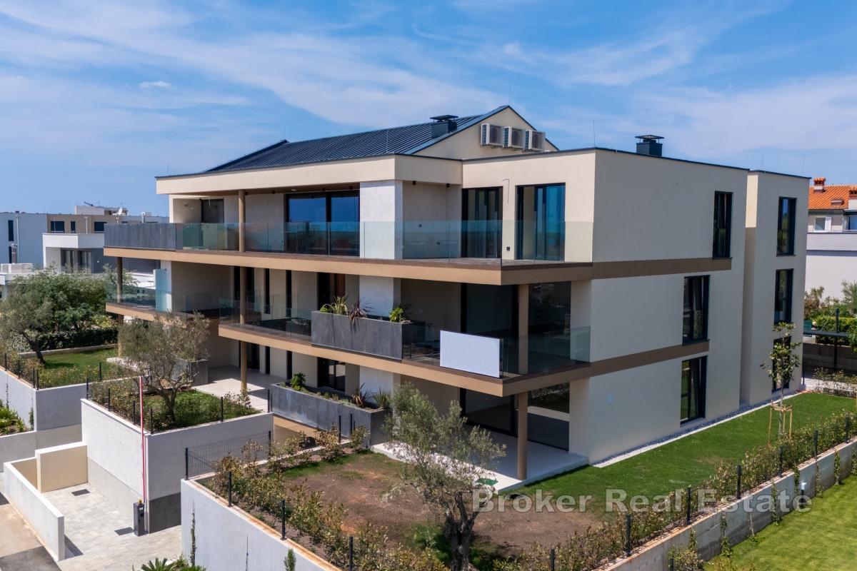 Elegante Wohnung im ersten Stock mit überdachter Terrasse und Meerblick