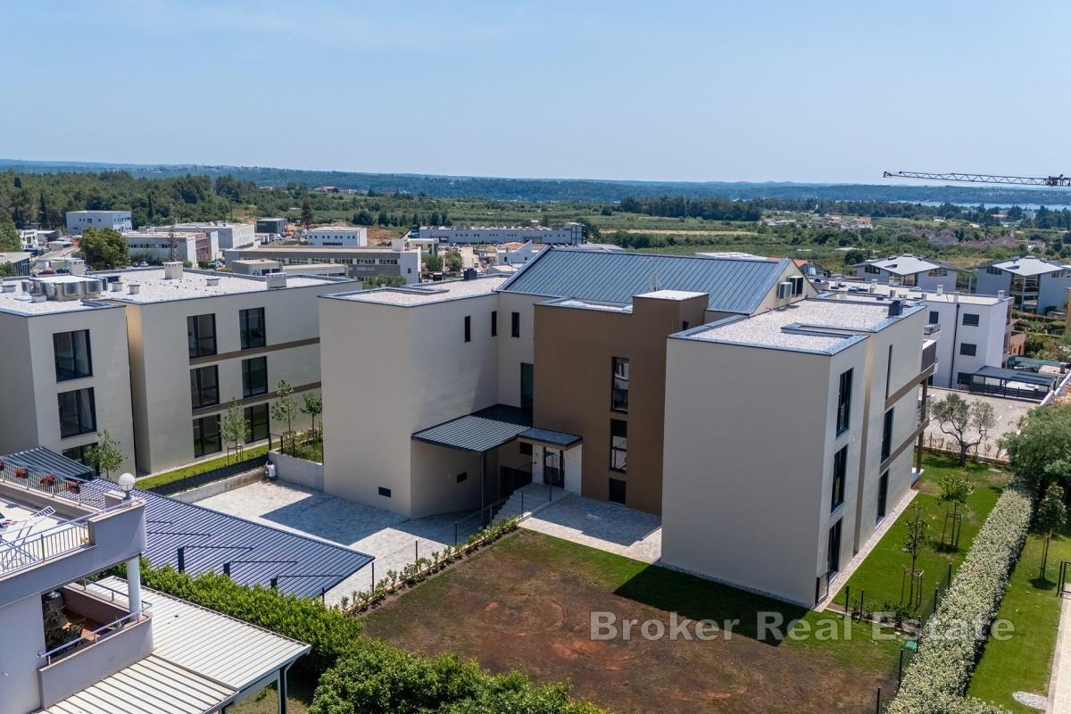 Elegante Wohnung im ersten Stock mit überdachter Terrasse und Meerblick