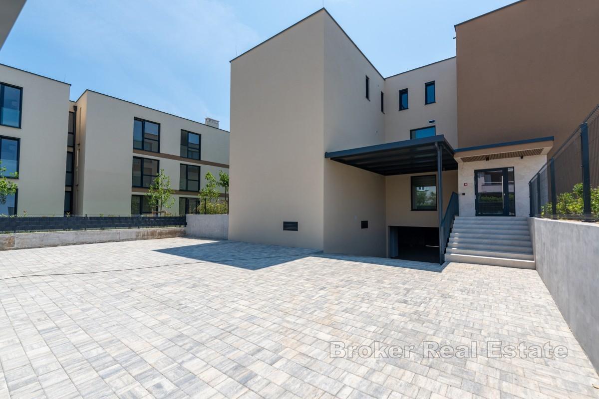 Elegantní byt v prvním patře s krytou terasou a výhledem na moře