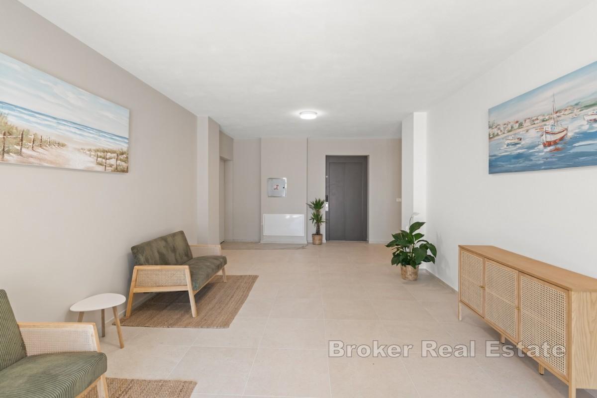 Elegante Wohnung im ersten Stock mit überdachter Terrasse und Meerblick