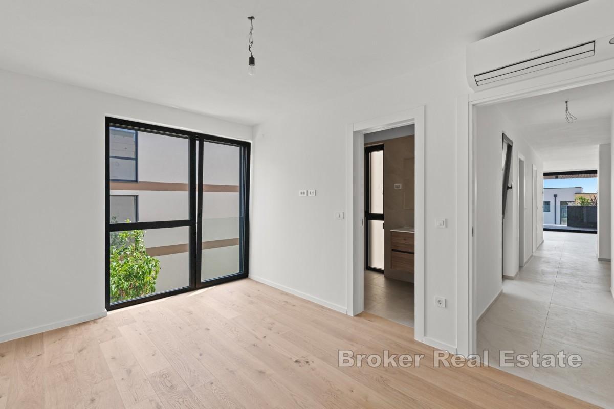 Elegante Wohnung im ersten Stock mit überdachter Terrasse und Meerblick