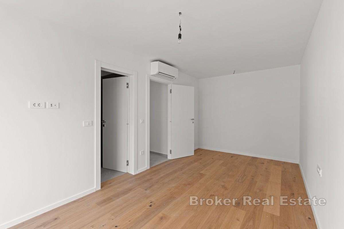 Elegante Wohnung im ersten Stock mit überdachter Terrasse und Meerblick