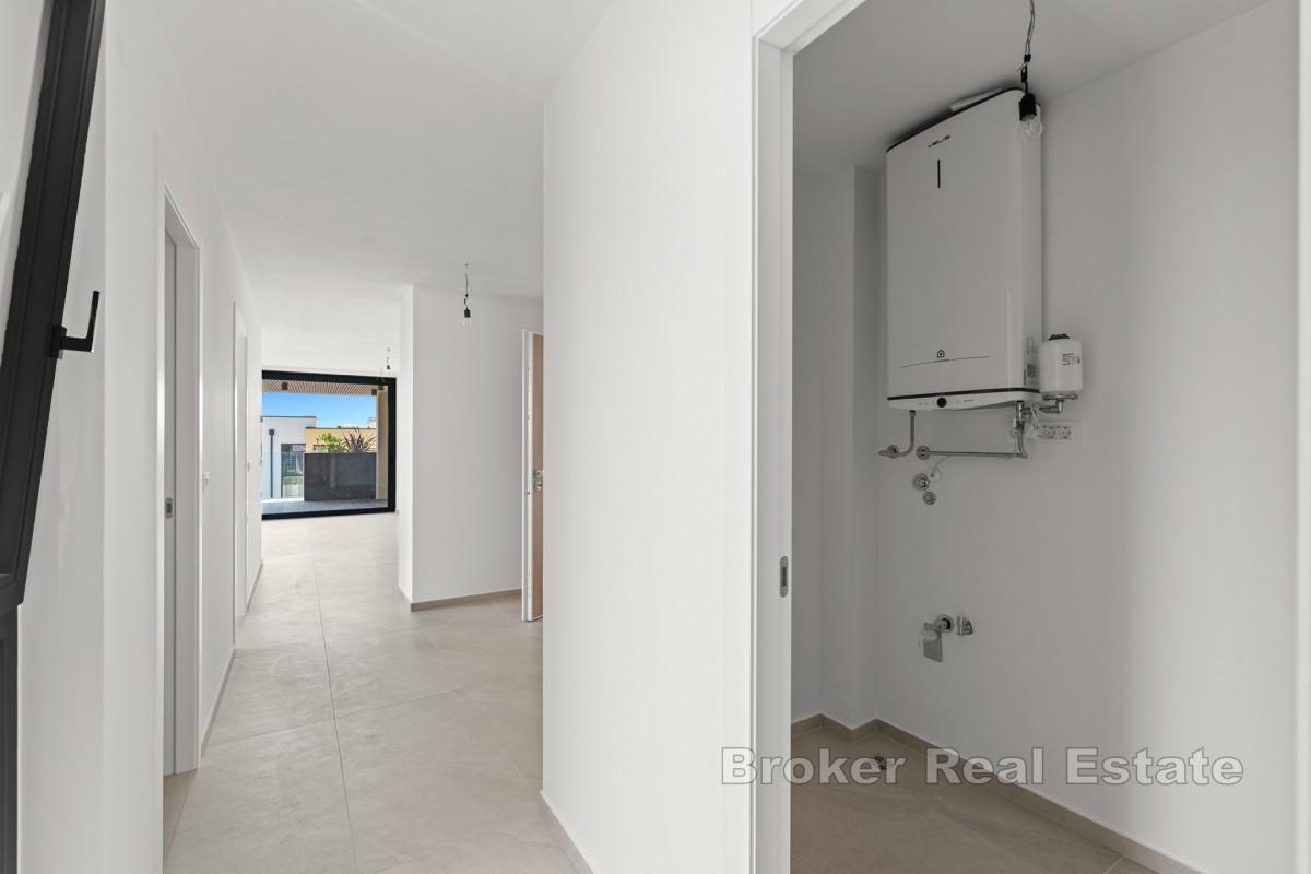 Elegante Wohnung im ersten Stock mit überdachter Terrasse und Meerblick