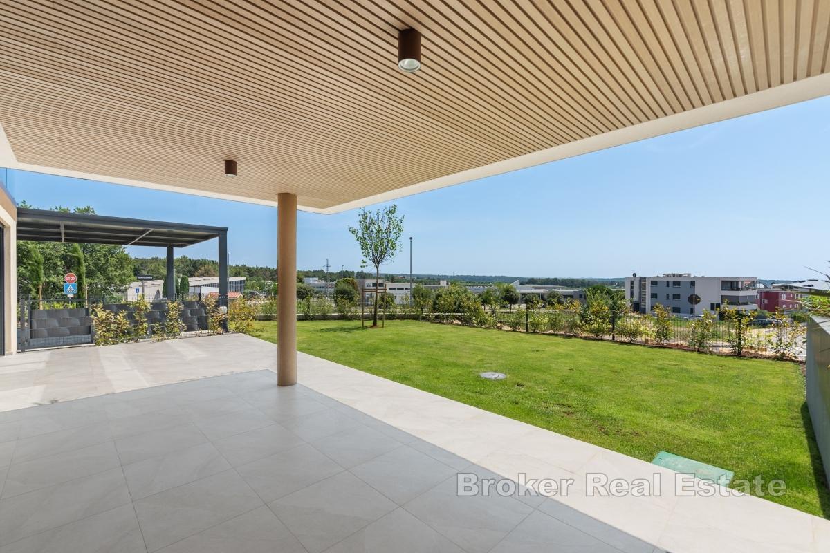 Luxusní apartmán s prostornou zahradou a výhledem na moře