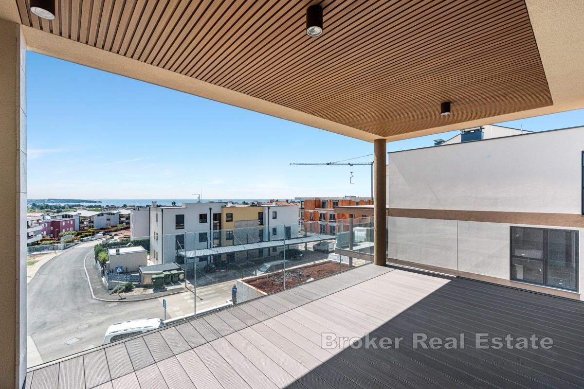 Przestronny apartament z trzema sypialniami i tarasem z widokiem na morze