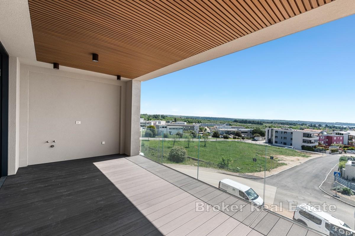 Przestronny apartament z trzema sypialniami i tarasem z widokiem na morze