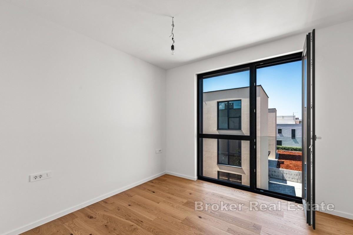 Przestronny apartament z trzema sypialniami i tarasem z widokiem na morze