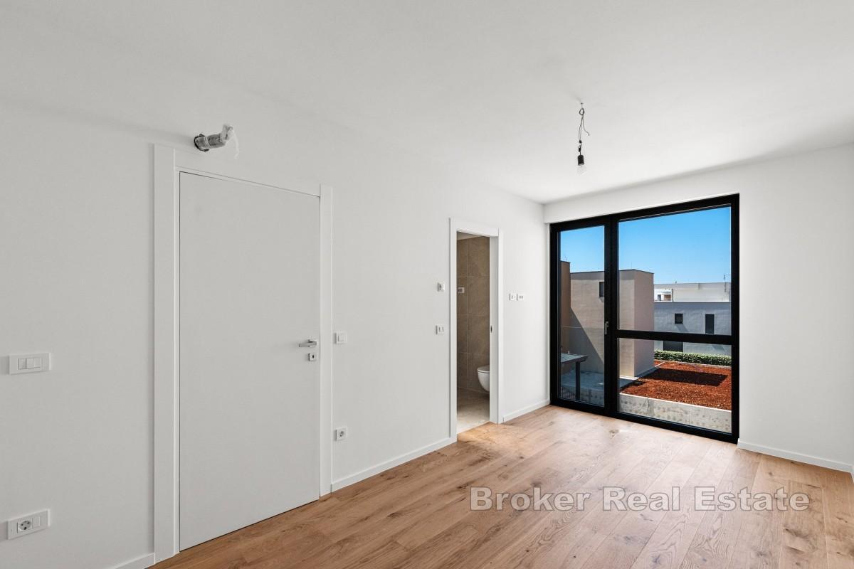 Rymlig lägenhet med tre sovrum, terrass och havsutsikt