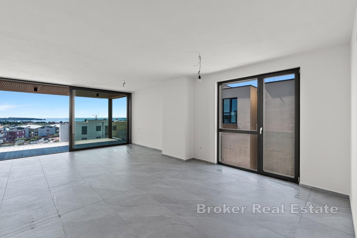 Rymlig lägenhet med tre sovrum, terrass och havsutsikt