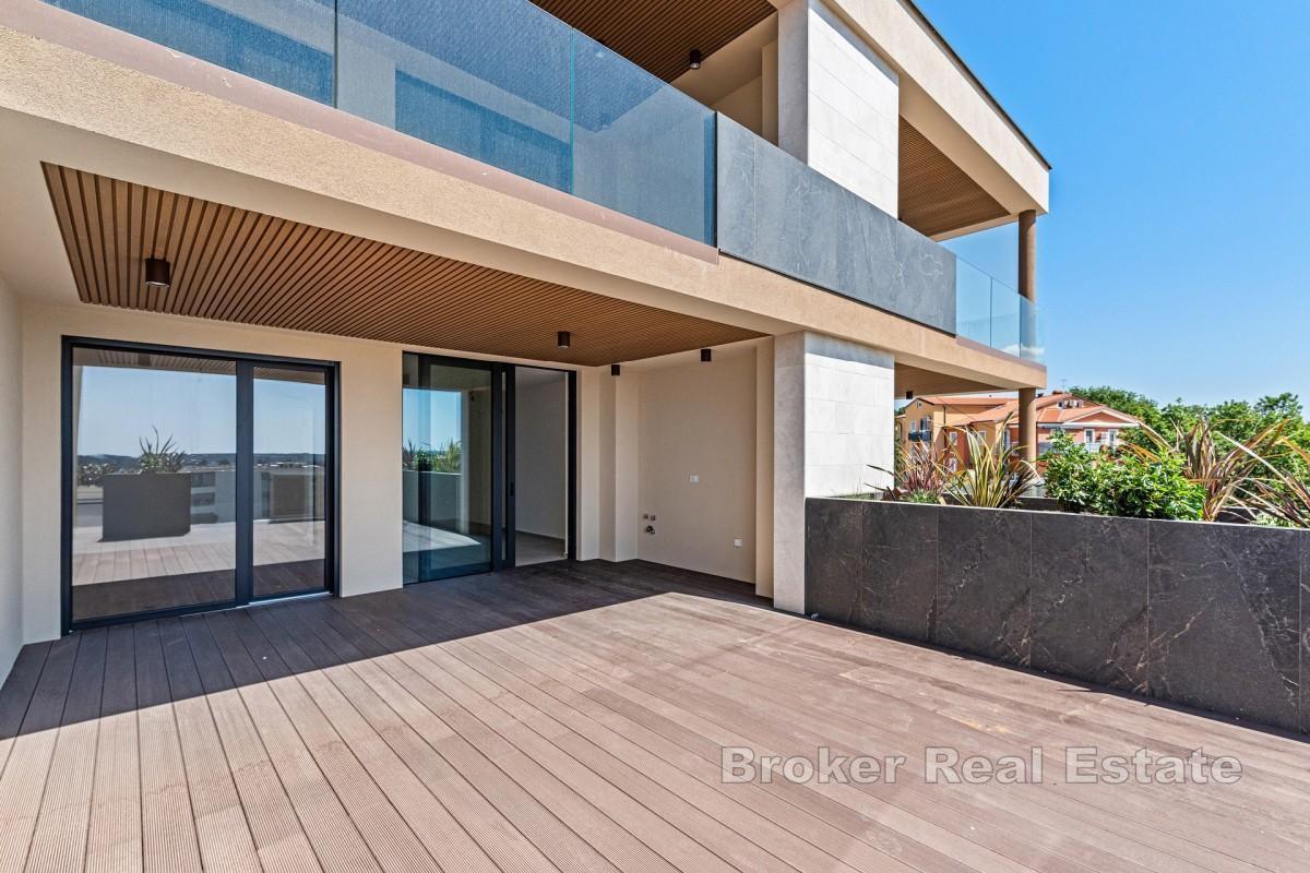 Kompaktní jednopokojový byt s prostornou terasou a výhledem na moře