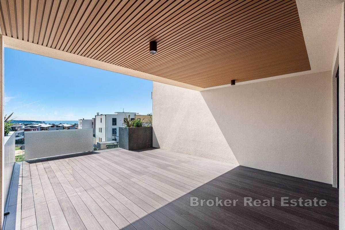 Kompaktní jednopokojový byt s prostornou terasou a výhledem na moře