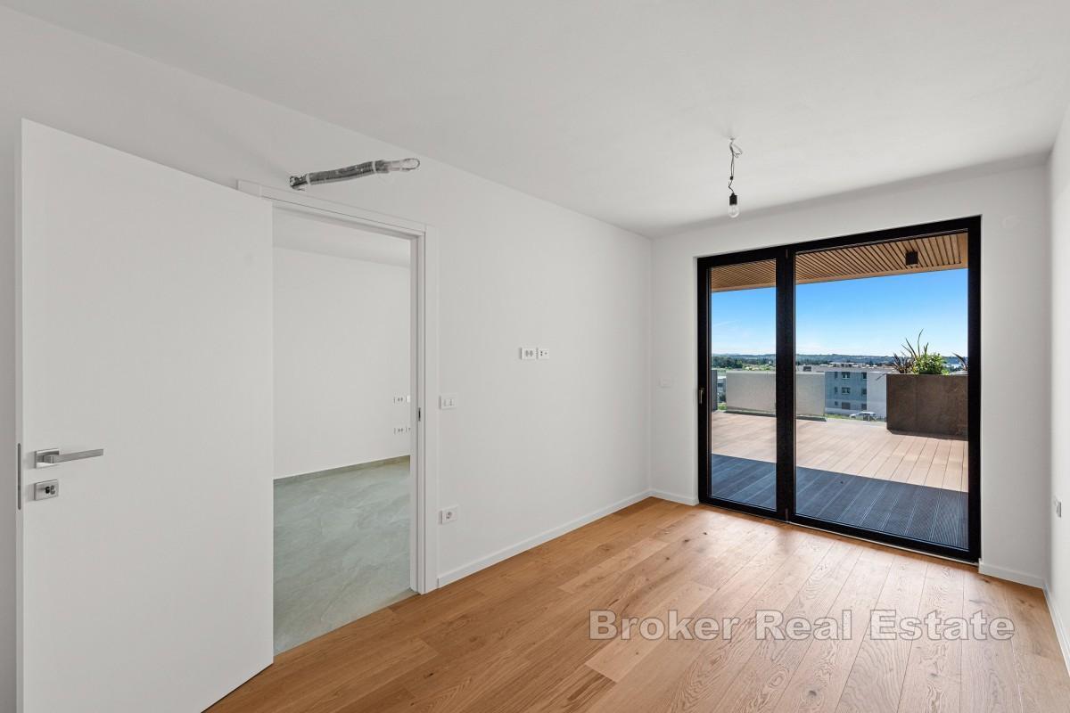 Appartamento compatto con una camera da letto, ampia terrazza e vista mare