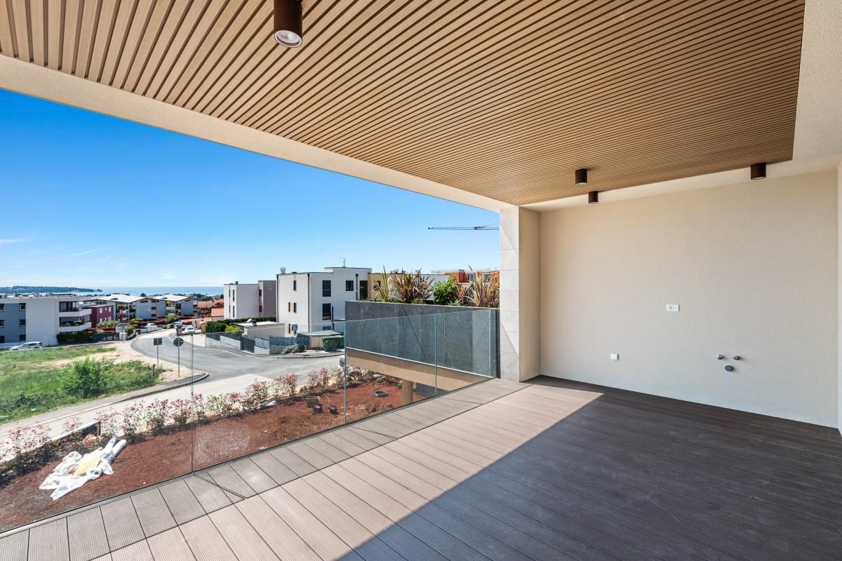 Moderne Zwei-Zimmer-Wohnung mit großzügiger Terrasse und Meerblick